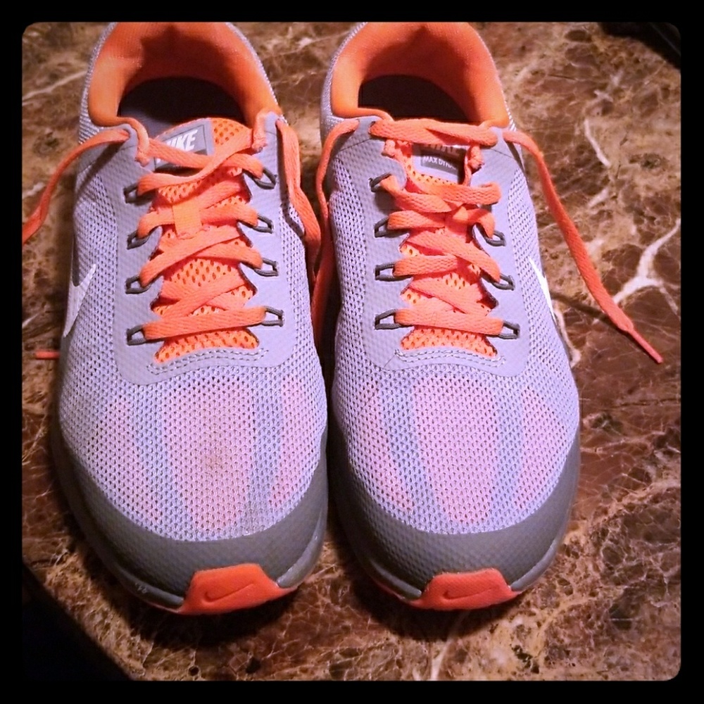 Men's 8.5(Women's 9) Nike Dynasty 2 Sneaker